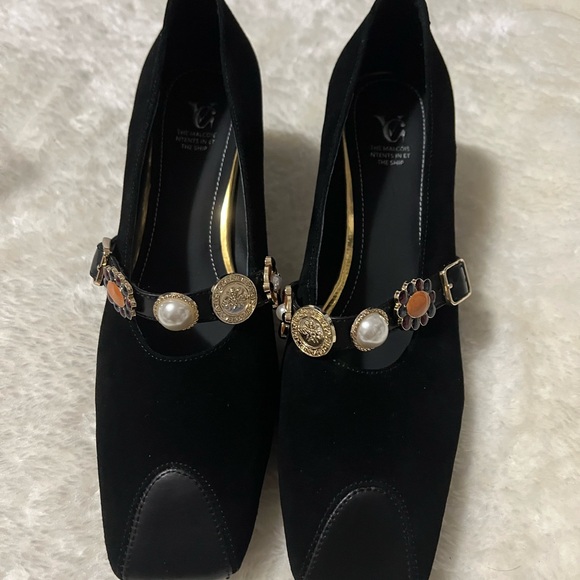 Elegant Black Women's Shoes with Gold Accents - Picture 2 of 7